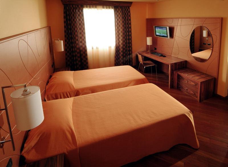 B&B Hotel 萨索洛 外观 照片