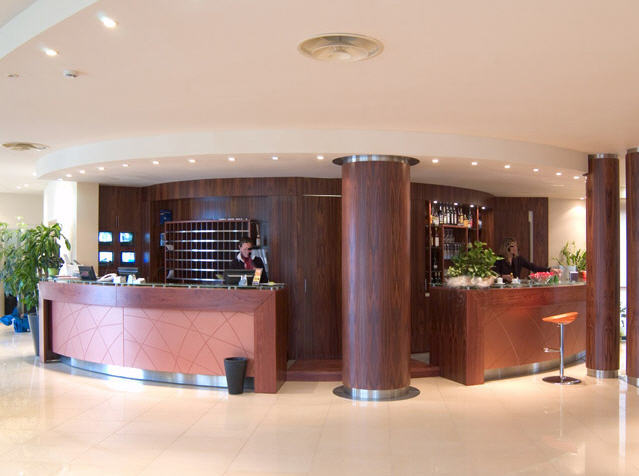 B&B Hotel 萨索洛 内观 照片